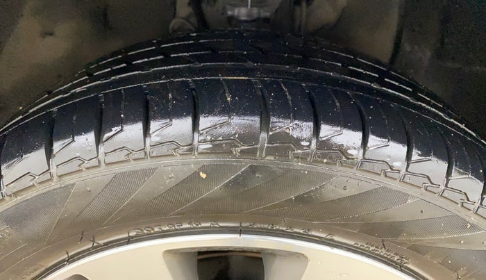 2014 Hyundai Elite i20 SPORTZ 1.2 (O), Petrol, Manual, 53,971 km, Right Front Tyre Tread