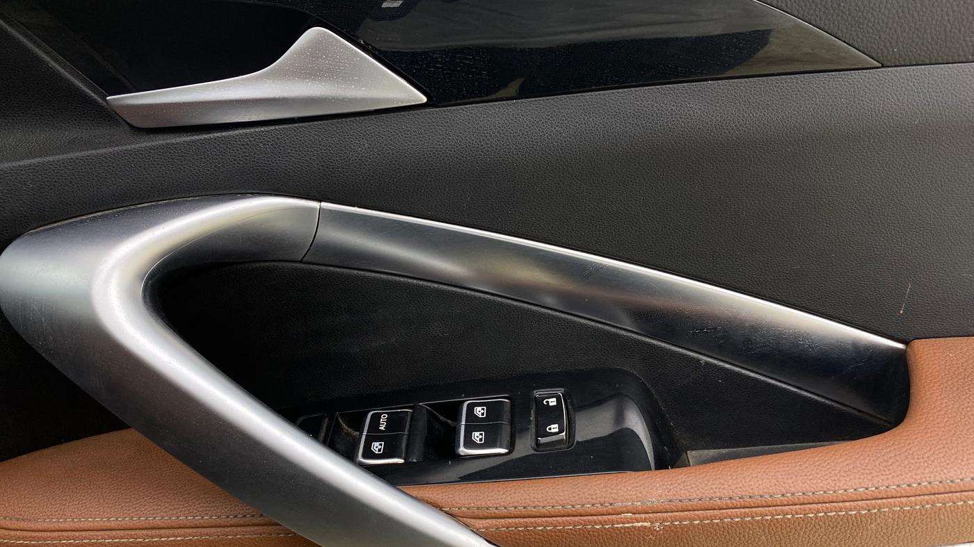 2020 MG HECTOR PLUS SHARP 1.5 PETROL TURBO DCT 6-STR, Petrol, Automatic, 1,12,132 km, Driver Side Door Panels Control