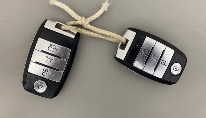 2022 KIA CARENS LUXURY PLUS 1.4 PETROL DCT 7 STR, Petrol, Automatic, 51,950 km, Key Close Up