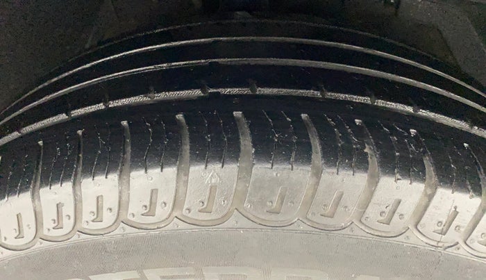 2017 Mahindra XUV500 W6 4X2, Diesel, Manual, 36,565 km, Right Front Tyre Tread