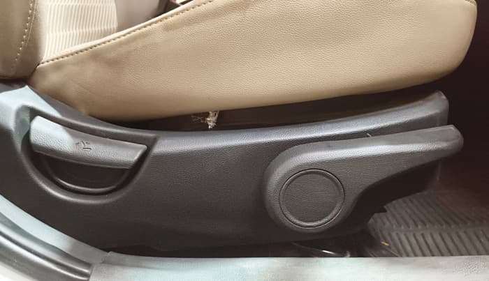 2017 Hyundai Xcent SX 1.2, CNG, Manual, 98,544 km, Driver Side Adjustment Panel
