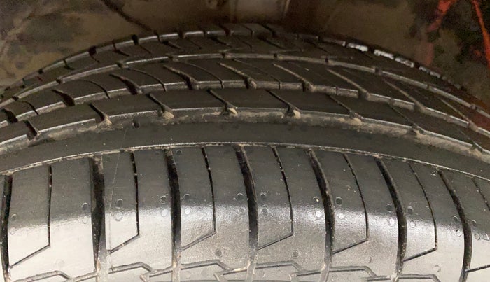 2017 Maruti Baleno ALPHA PETROL 1.2, Petrol, Manual, 83,733 km, Left Front Tyre Tread