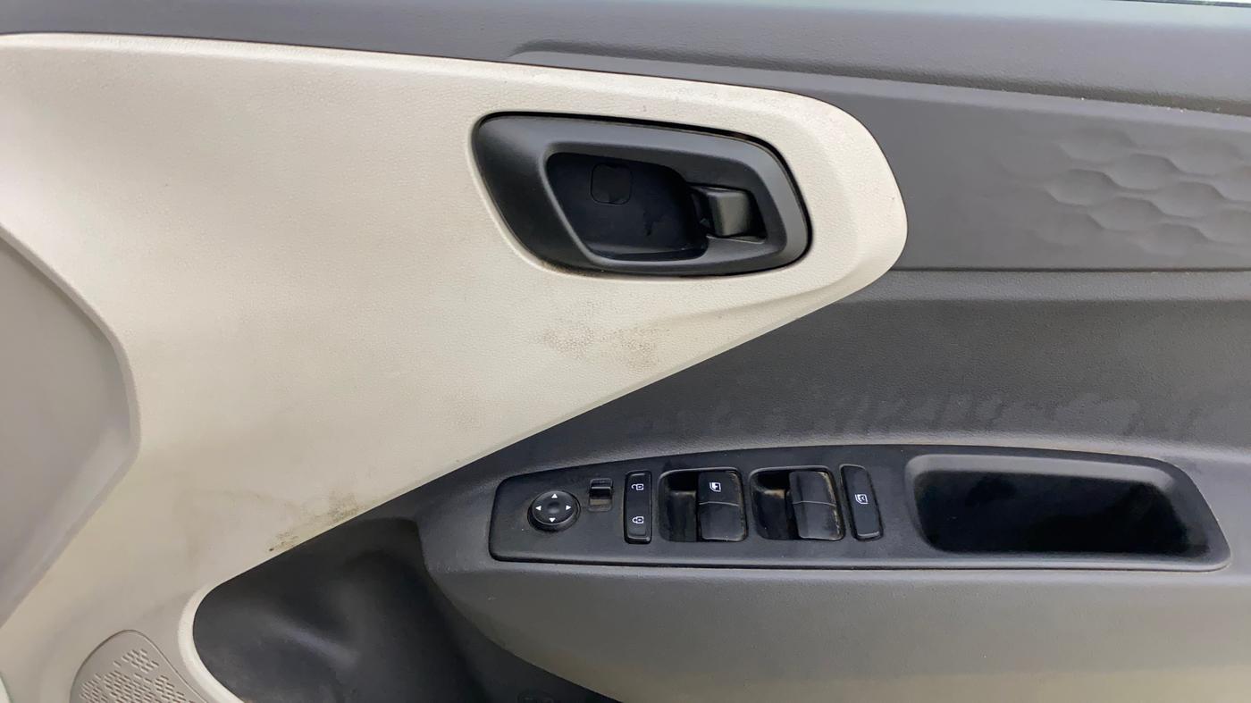 2022 Hyundai AURA S 1.2 CNG, CNG, Manual, 1,36,686 km, Driver Side Door Panels Control