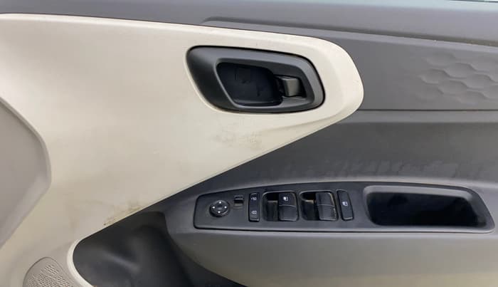 2022 Hyundai AURA S 1.2 CNG, CNG, Manual, 1,36,686 km, Driver Side Door Panels Control