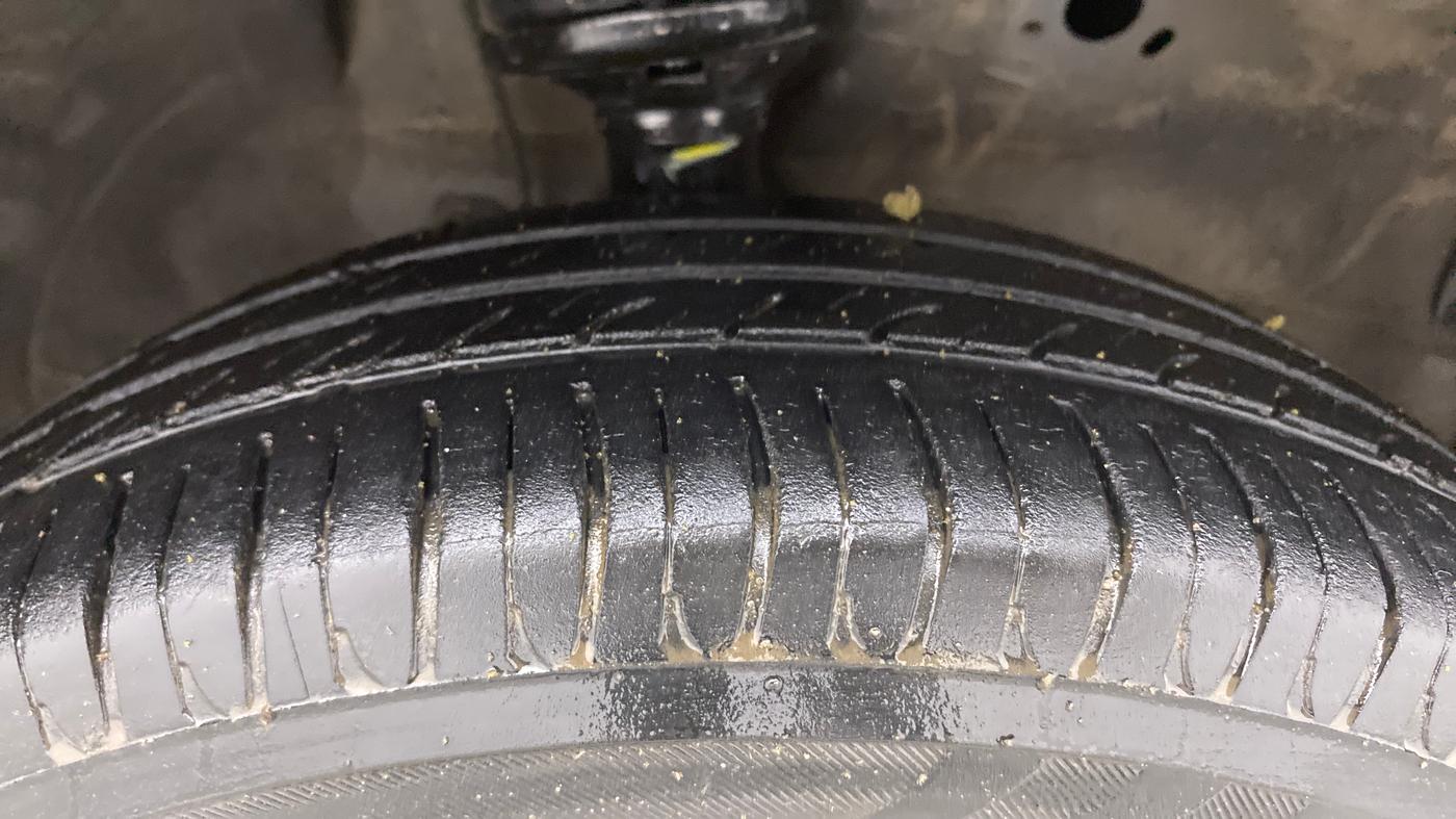 2013 Maruti Wagon R 1.0 VXI, Petrol, Manual, 67,593 km, Right Front Tyre Tread