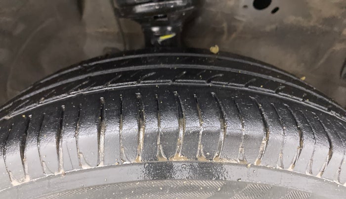 2013 Maruti Wagon R 1.0 VXI, Petrol, Manual, 67,593 km, Right Front Tyre Tread