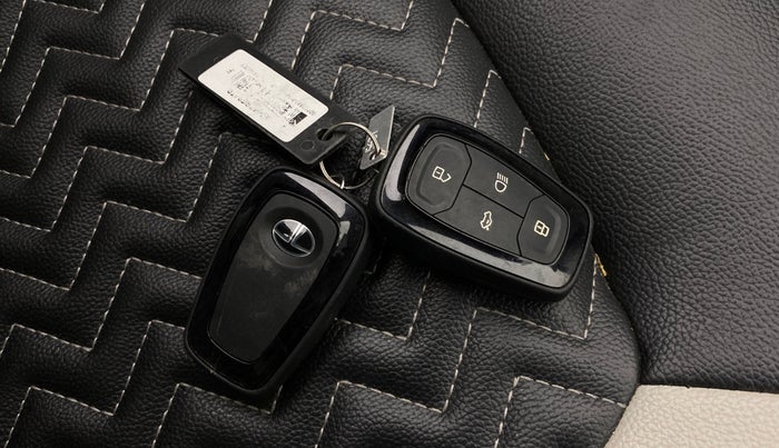 2023 Tata NEXON XZ PLUS PETROL SUNROOF, Petrol, Manual, 24,410 km, Key Close Up