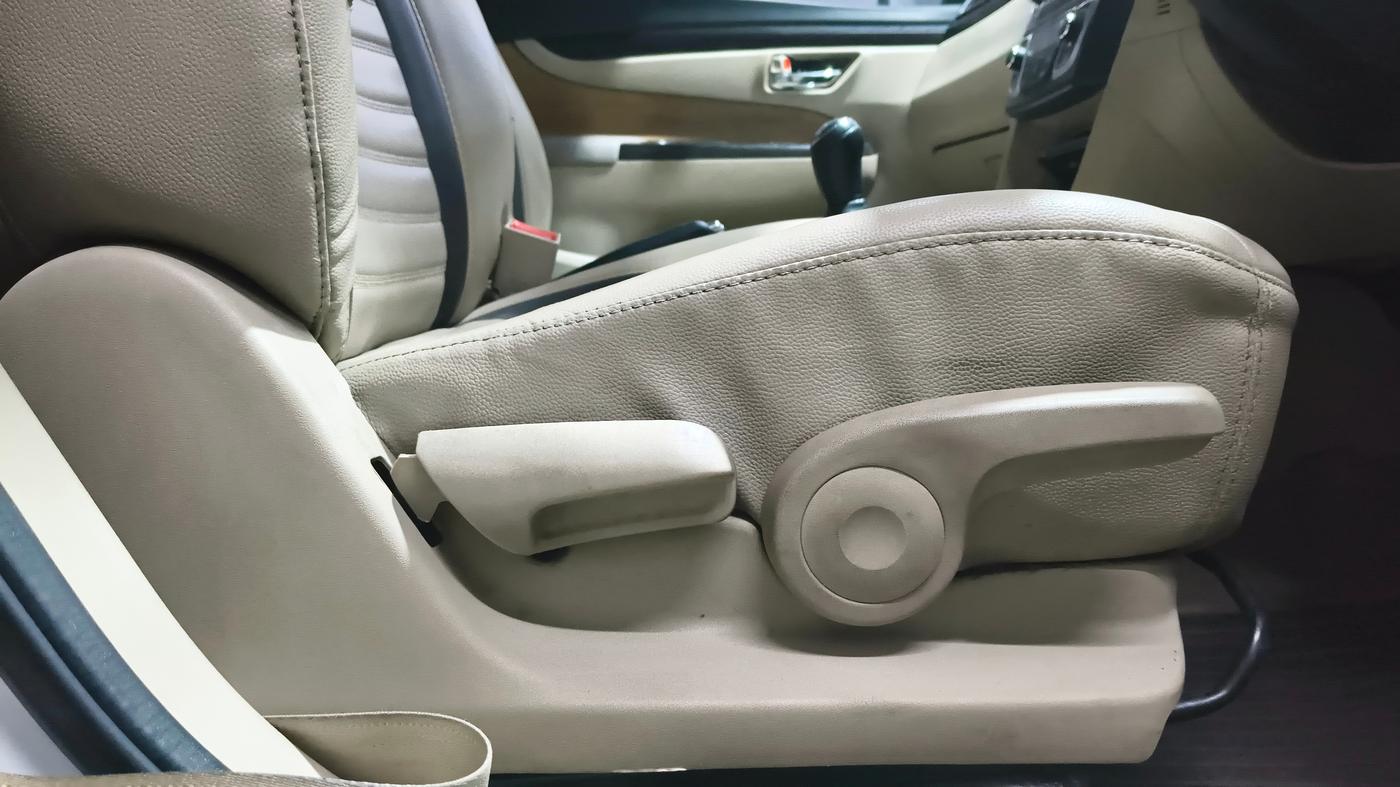 2016 Maruti Ciaz VDI+ SHVS, Diesel, Manual, 73,092 km, Driver Side Adjustment Panel