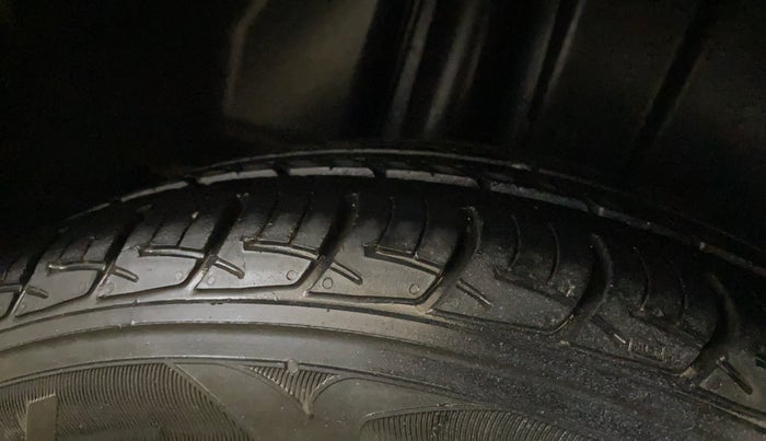 2020 Maruti Ciaz DELTA 1.5 SHVS MT PETROL, Petrol, Manual, 93,832 km, Right Rear Tyre Tread