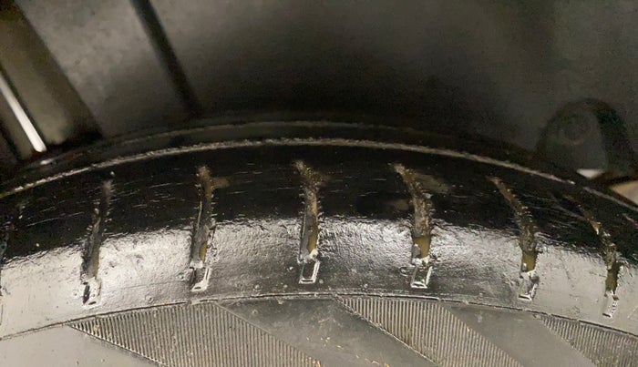 2016 Maruti Swift VXI, Petrol, Manual, 1,02,697 km, Right Rear Tyre Tread