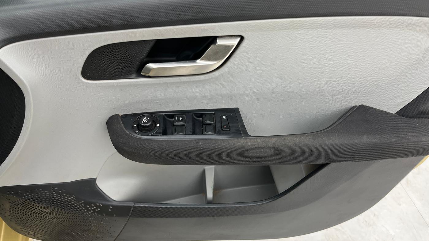 2020 Tata ALTROZ XZ PETROL, Petrol, Manual, 43,742 km, Driver Side Door Panels Control