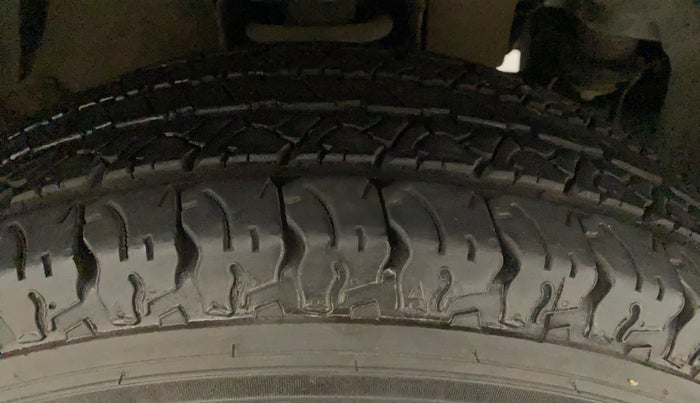 2016 Mahindra TUV300 T8, Diesel, Manual, 75,589 km, Right Front Tyre Tread
