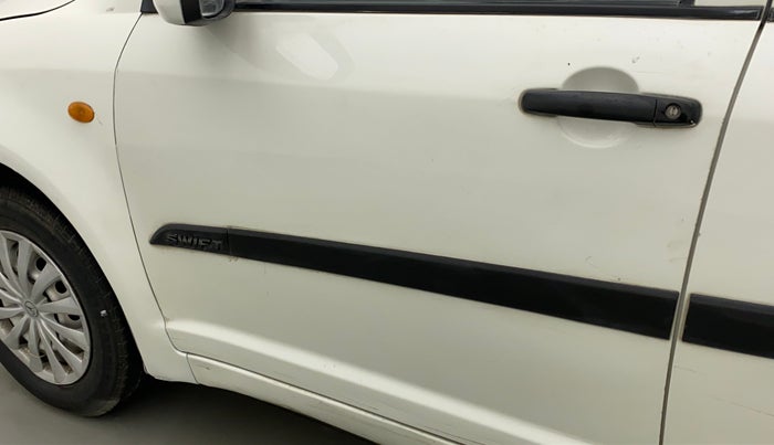 2011 Maruti Swift LXI, Petrol, Manual, 65,170 km, Front passenger door - Minor scratches