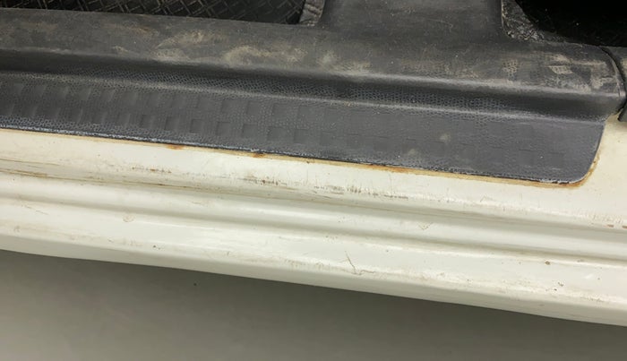 2011 Maruti Swift LXI, Petrol, Manual, 65,170 km, Left running board - Slight discoloration