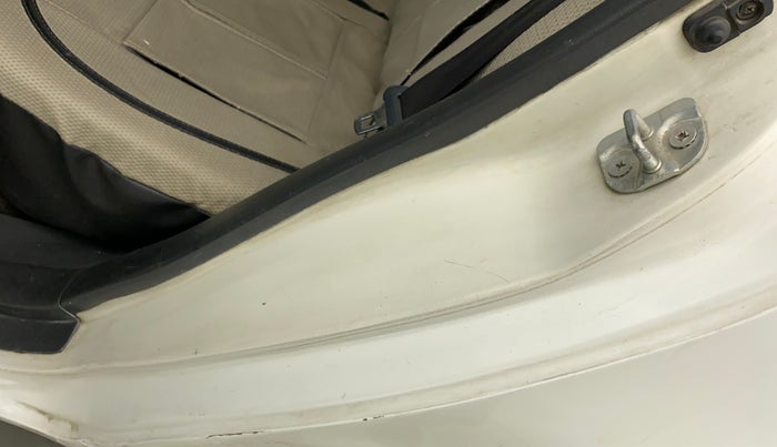 2011 Maruti Swift LXI, Petrol, Manual, 65,170 km, Left C pillar - Minor scratches