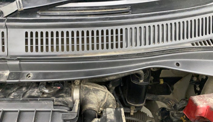 2011 Maruti Swift LXI, Petrol, Manual, 65,170 km, Bonnet (hood) - Cowl vent panel has minor damage