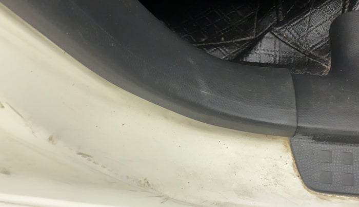 2011 Maruti Swift LXI, Petrol, Manual, 65,170 km, Right B pillar - Trim cover damaged