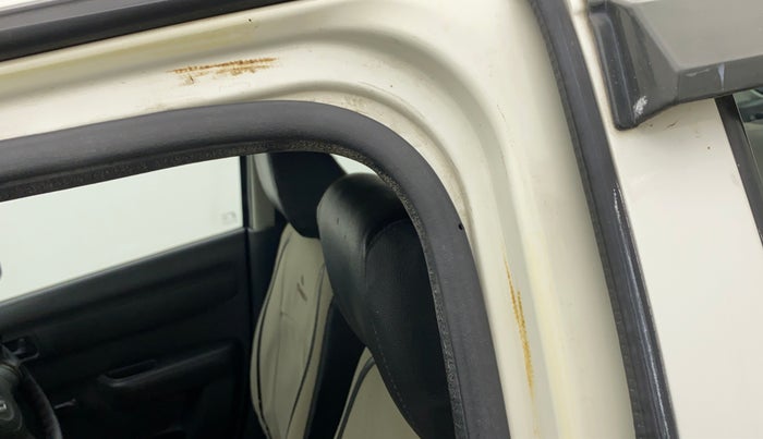 2011 Maruti Swift LXI, Petrol, Manual, 65,170 km, Left B pillar - Slight discoloration