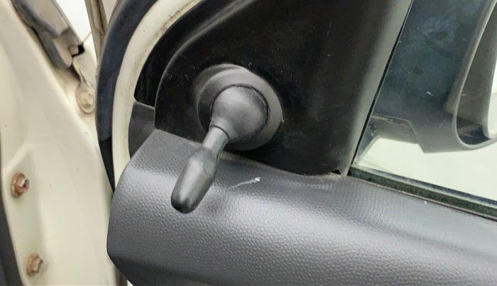 2011 Maruti Swift LXI, Petrol, Manual, 65,170 km, Right rear-view mirror - ORVM switch has minor damage