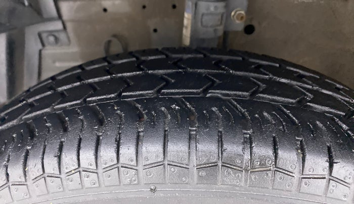 2017 Maruti Swift VXI D, Petrol, Manual, 25,009 km, Left Front Tyre Tread