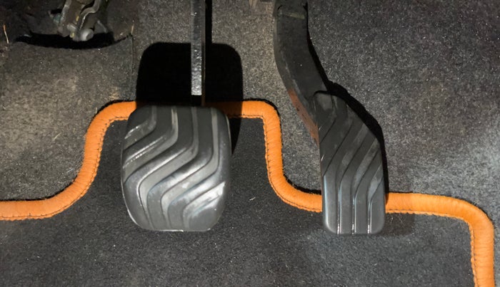 2022 Renault Kwid CLIMBER 1.0 AMT (O) DUAL TONE, Petrol, Automatic, 36,818 km, Pedals