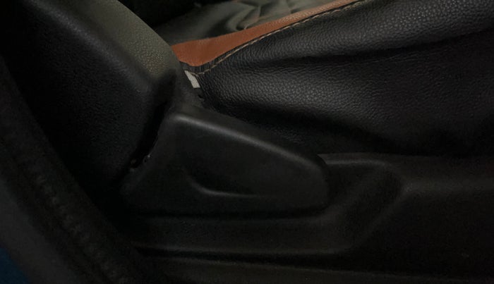 2022 Renault Kwid CLIMBER 1.0 AMT (O) DUAL TONE, Petrol, Automatic, 36,818 km, Driver Side Adjustment Panel