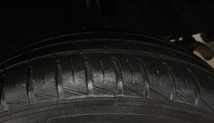 2022 Renault Kwid CLIMBER 1.0 AMT (O) DUAL TONE, Petrol, Automatic, 36,818 km, Left Rear Tyre Tread