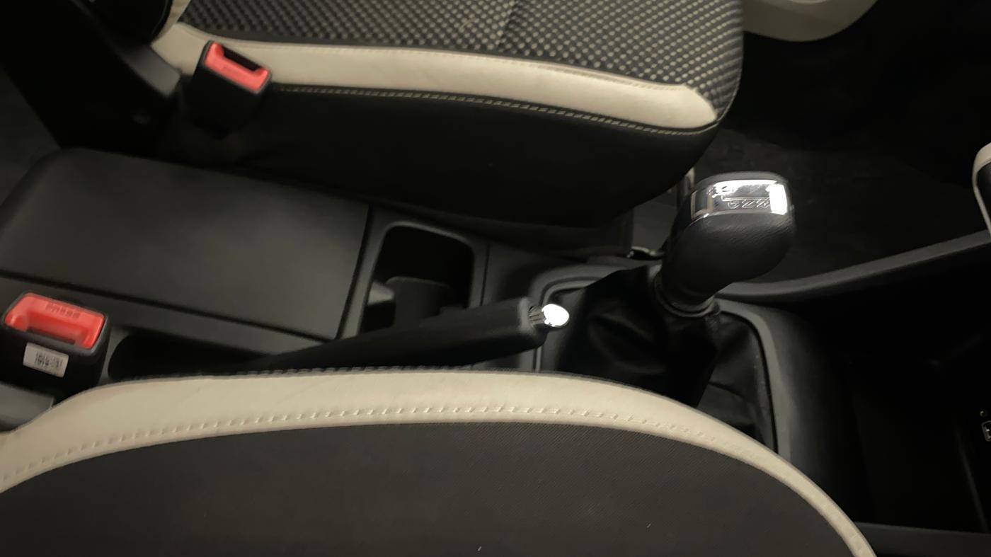 2021 Renault TRIBER RXZ AMT DUAL TONE, Petrol, Automatic, 43,473 km, Gear Lever