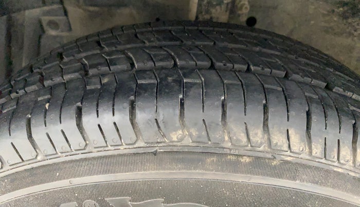2013 Maruti Swift Dzire VXI, Petrol, Manual, 71,098 km, Left Front Tyre Tread