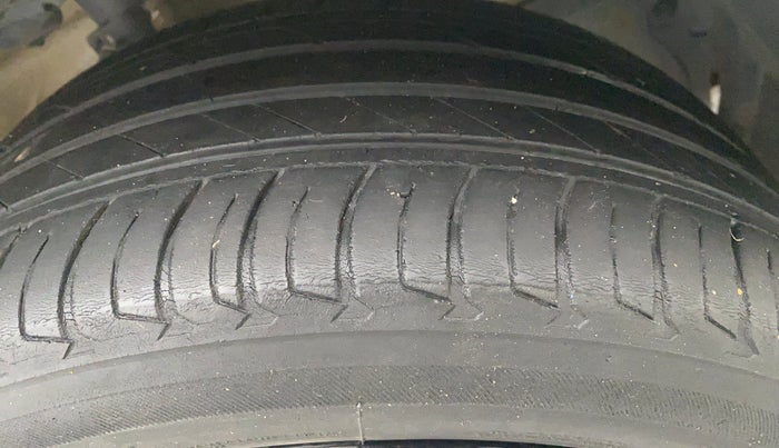 2017 Maruti Swift VDI, Diesel, Manual, 63,049 km, Right Front Tyre Tread