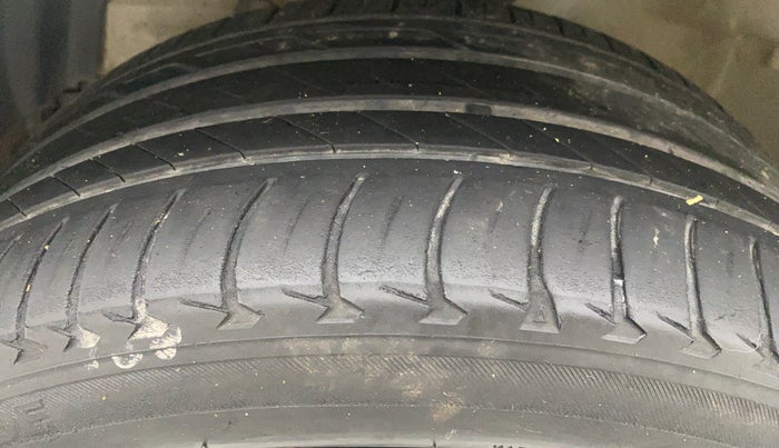 2017 Maruti Swift VDI, Diesel, Manual, 63,049 km, Left Front Tyre Tread
