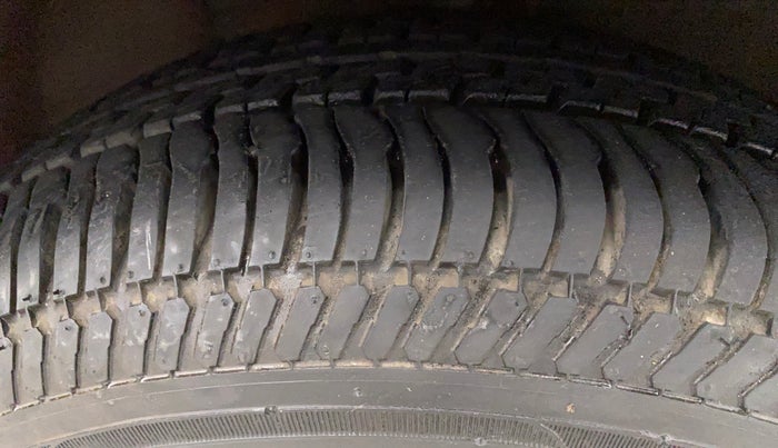 2013 Hyundai i10 MAGNA 1.2, Petrol, Manual, 31,961 km, Right Front Tyre Tread
