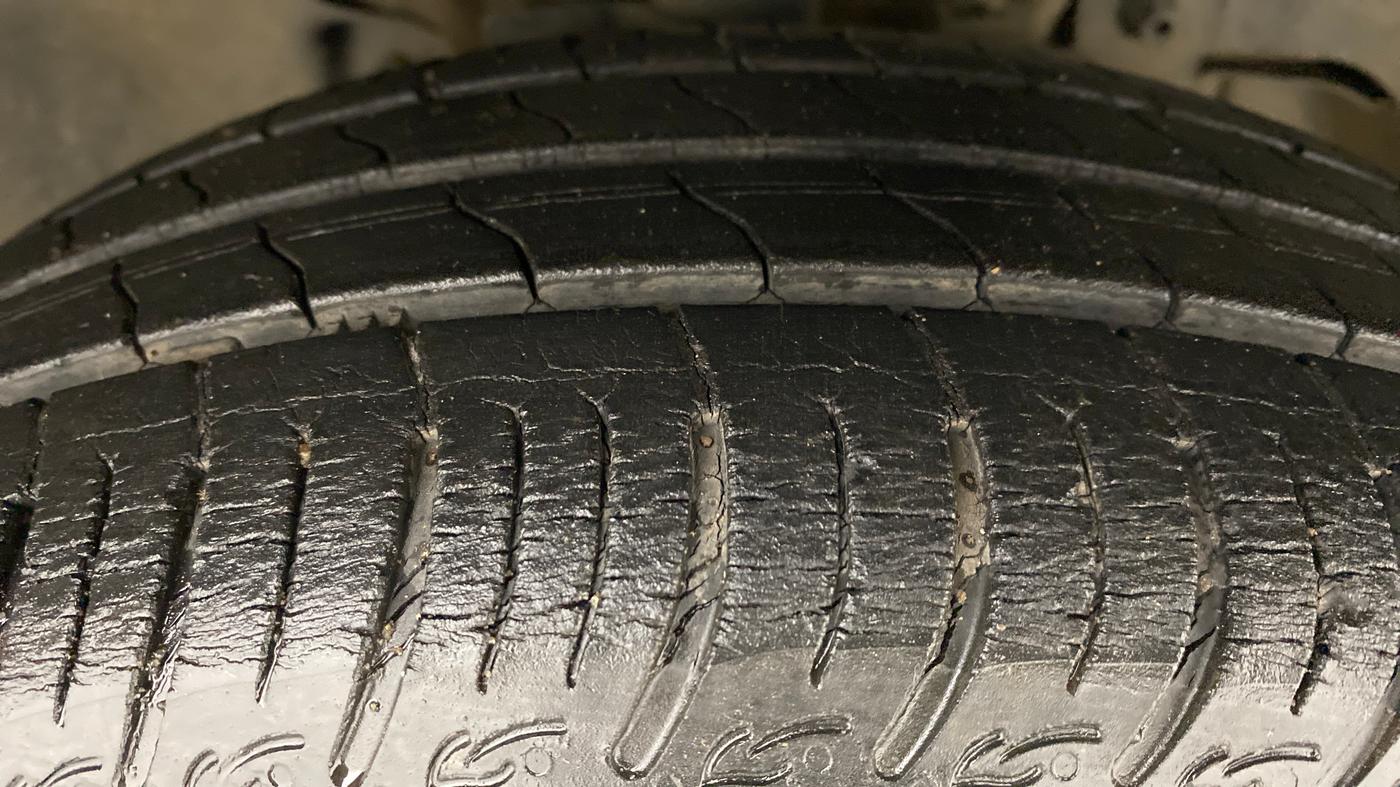 2018 Tata Tiago XT 1.2 REVOTRON, Petrol, Manual, 15,133 km, Right Front Tyre Tread