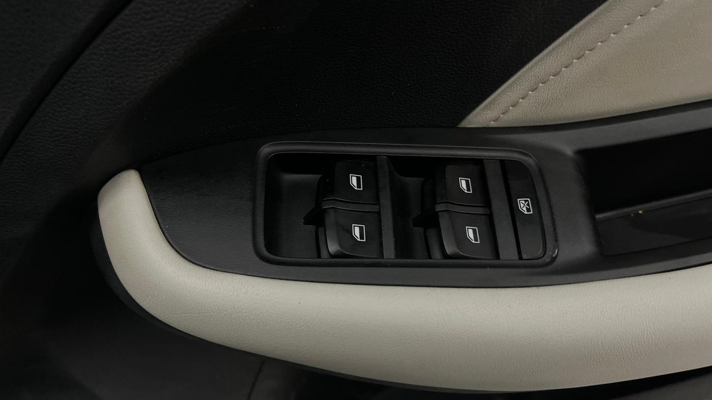2024 MG ASTOR Select 1.5 MT (Ivory), Petrol, Manual, 26,202 km, Driver Side Door Panels Control