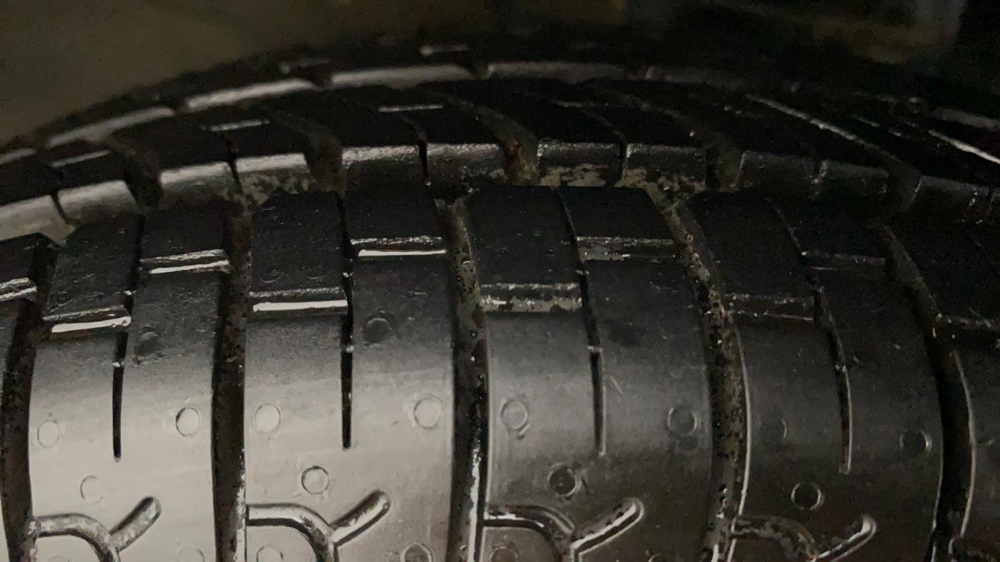 2011 Maruti Alto LXI, Petrol, Manual, 24,840 km, Left Front Tyre Tread