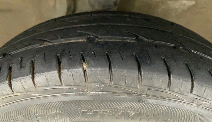 2014 Maruti Alto 800 LXI CNG, CNG, Manual, 1,23,091 km, Right Front Tyre Tread