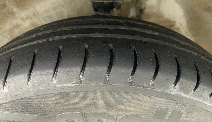 2014 Maruti Alto 800 LXI CNG, CNG, Manual, 1,23,091 km, Left Front Tyre Tread
