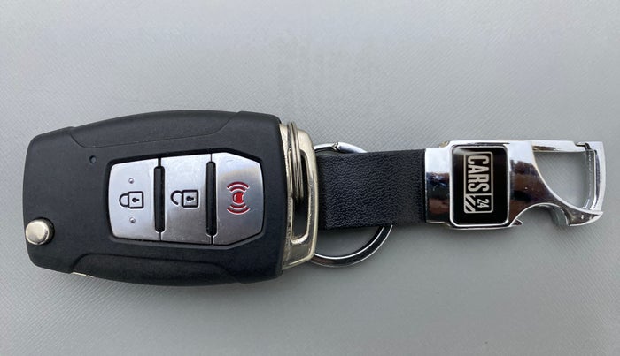 2021 Mahindra XUV300 1.2 W8 OPT, Petrol, Manual, 10,767 km, Key Close Up