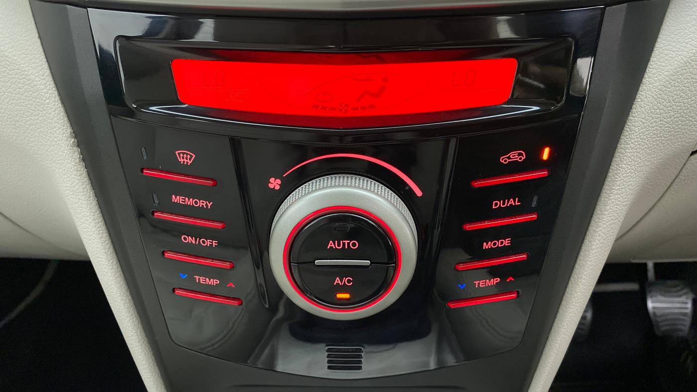 2021 Mahindra XUV300 1.2 W8 OPT, Petrol, Manual, 10,767 km, Automatic Climate Control