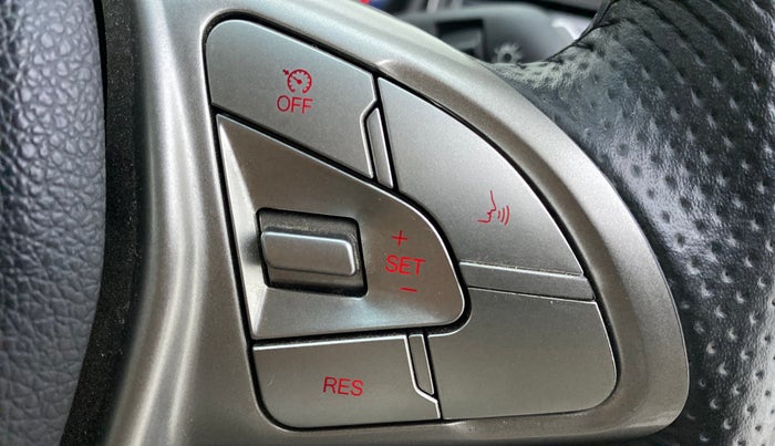 2021 Mahindra XUV300 1.2 W8 OPT, Petrol, Manual, 10,767 km, Adaptive Cruise Control