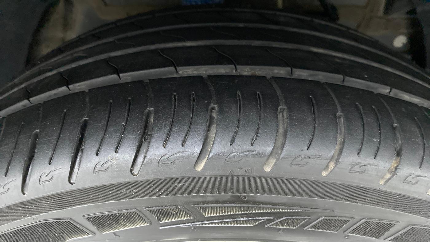 2021 Mahindra XUV300 1.2 W8 OPT, Petrol, Manual, 10,767 km, Right Front Tyre Tread
