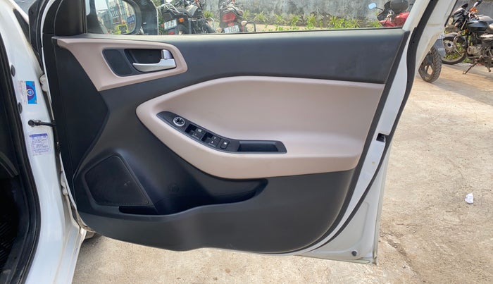 2019 Hyundai Elite i20 MAGNA PLUS 1.2, Petrol, Manual, 36,468 km, Driver Side Door Panels Control