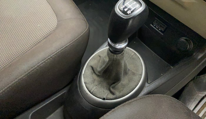 2012 Hyundai i20 SPORTZ 1.2, Petrol, Manual, 81,496 km, Gear lever - Boot cover slightly torn
