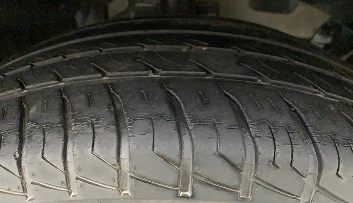 2015 Renault Duster RXL PETROL, Petrol, Manual, 68,478 km, Right Front Tyre Tread