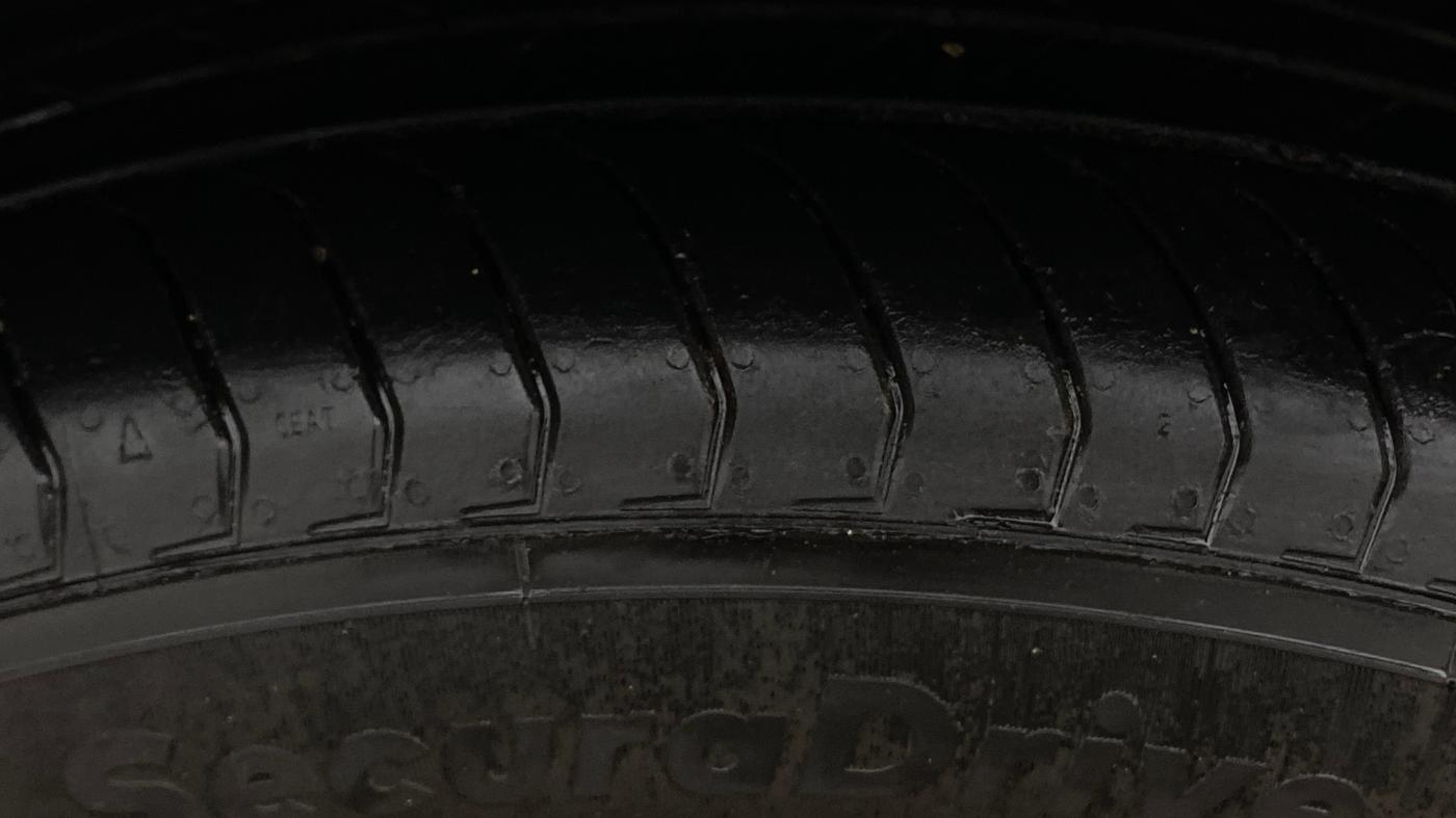 2025 MG HECTOR PLUS SAVVY PRO 1.5 TURBO CVT 7 STR, Petrol, Automatic, 14,716 km, Left Front Tyre Tread