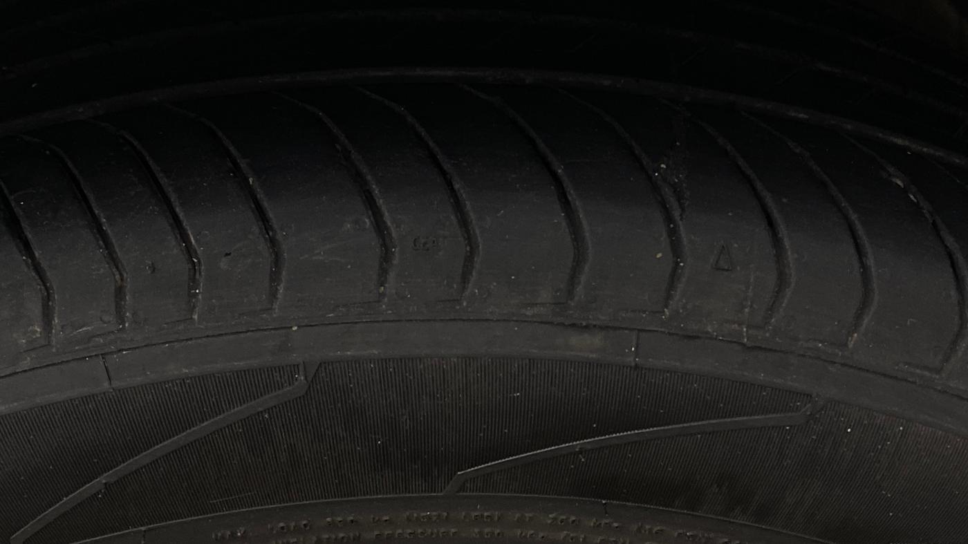 2025 MG HECTOR PLUS SAVVY PRO 1.5 TURBO CVT 7 STR, Petrol, Automatic, 14,716 km, Right Front Tyre Tread