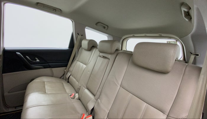 2016 Mahindra XUV500 W10, Diesel, Manual, 42,916 km, Right Side Rear Door Cabin