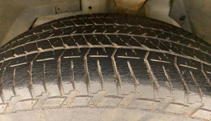 2016 Mahindra XUV500 W10, Diesel, Manual, 42,916 km, Left Front Tyre Tread