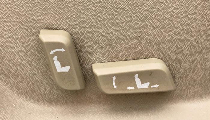 2016 Mahindra XUV500 W10, Diesel, Manual, 42,916 km, Driver Side Adjustment Panel