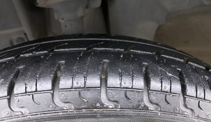 2017 Renault Kwid 1.0 RXT Opt, Petrol, Manual, 42,566 km, Left Front Tyre Tread